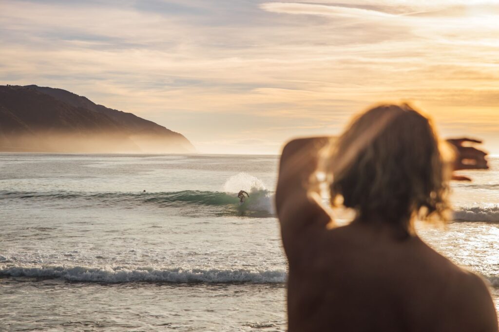 How do surfers know when to surf and read the waves?